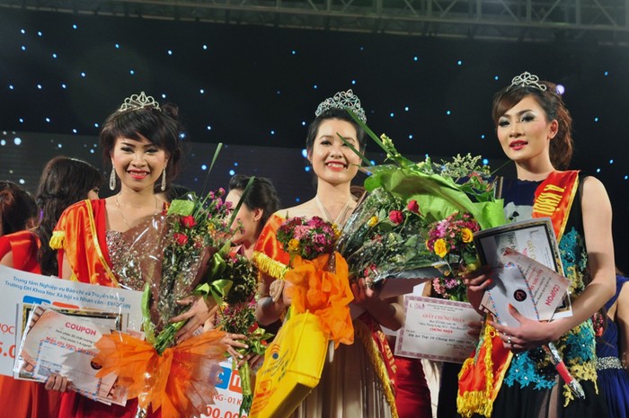 Niềm vui rạng ngời trên môi ba người đẹp nhất cuộc thi Miss Thăng Long.